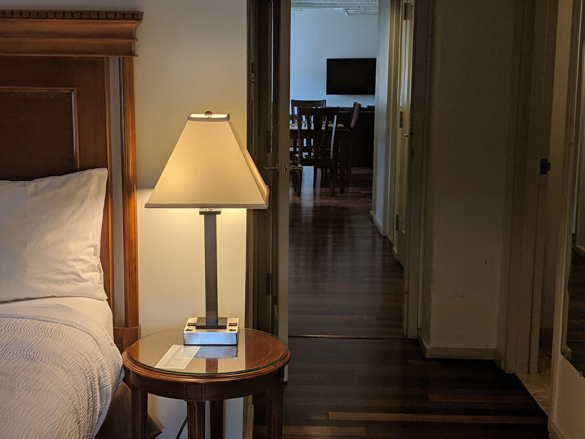 Grand Eastonian Hotel & Suites Истон Экстерьер фото